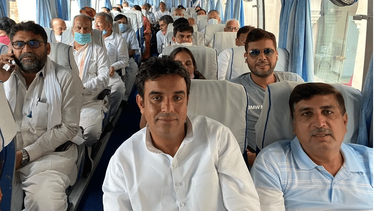 चार्टर्ड विमान से जयपुर से जैसलमेर रवाना हुए अशोक गहलोत समर्थक विधायक