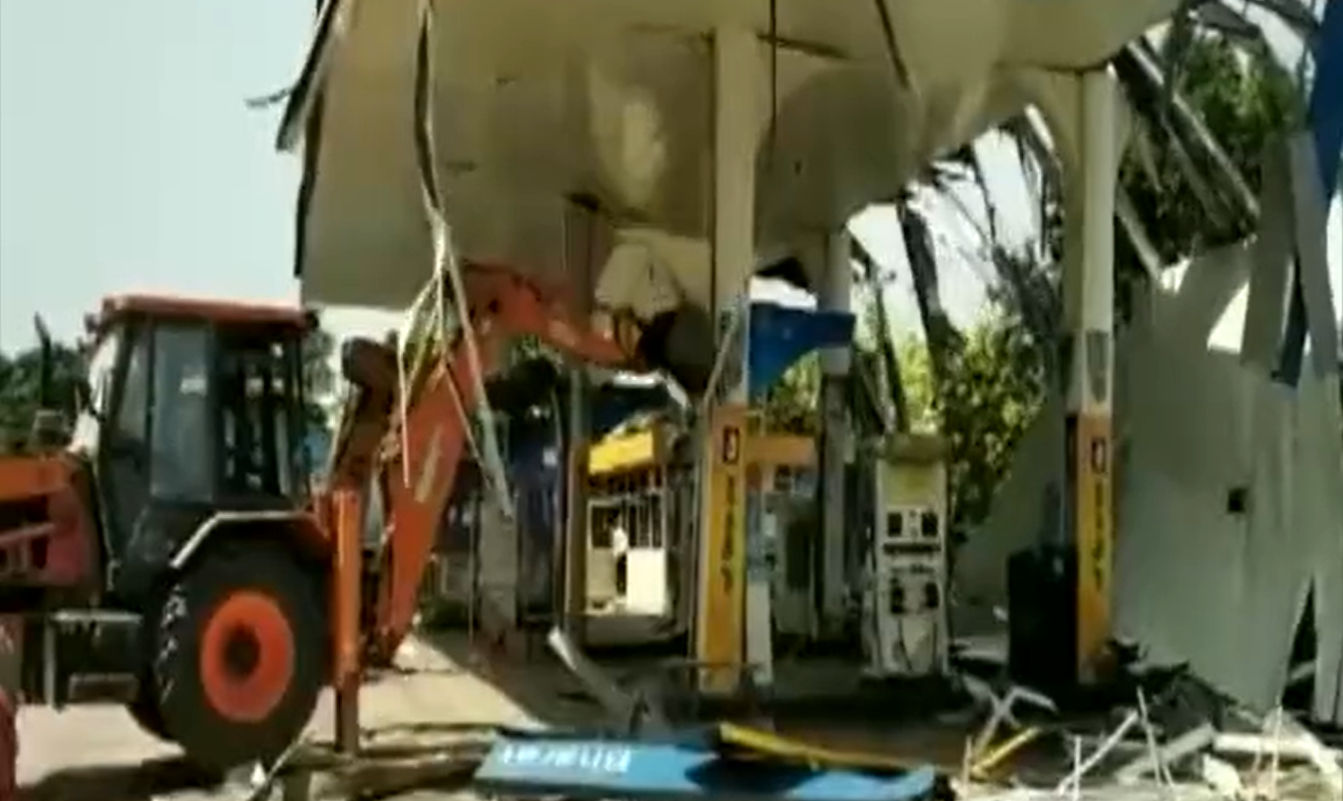 UP: सपा MLA Shazil Islam के पेट्रोल पंप पर चला ‘बाबा का बुलडोजर’, जानें वजह
