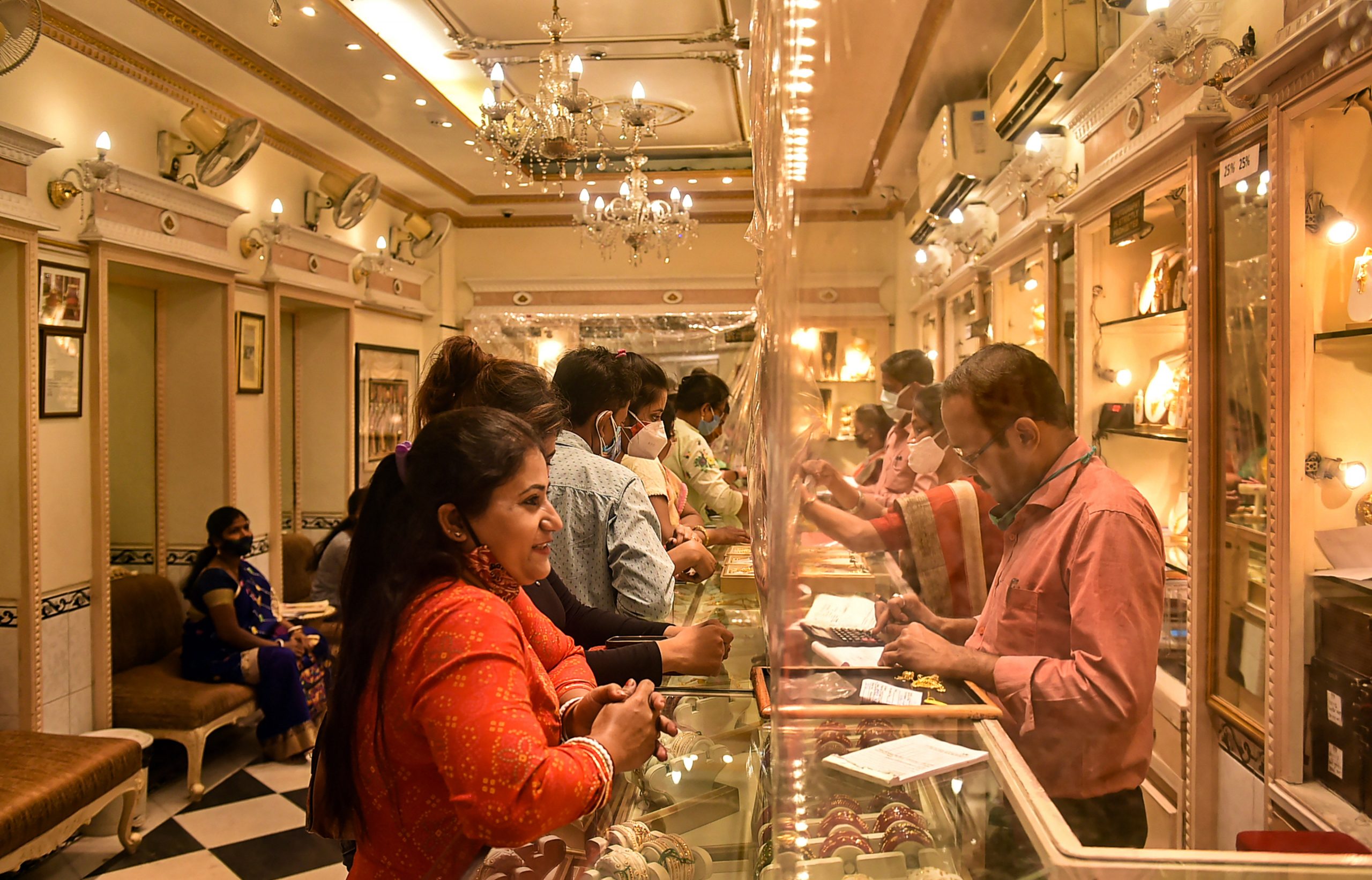 दिवाली के बाद Gold-Silver की कीमतों में हुई बढ़ोतरी, जानें ताजा रेट