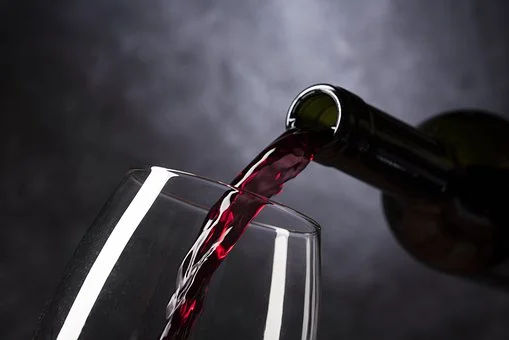 दुनिया की सबसे बड़ी वाइन की बोतल, 200-300 नहीं बल्कि इतने लीटर आती है शराब