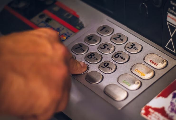ATM का पिन कभी 6 अंकों का होता था, फिर कैसे हुए 4 नंबर? वजह आपको हैरान कर देगी
