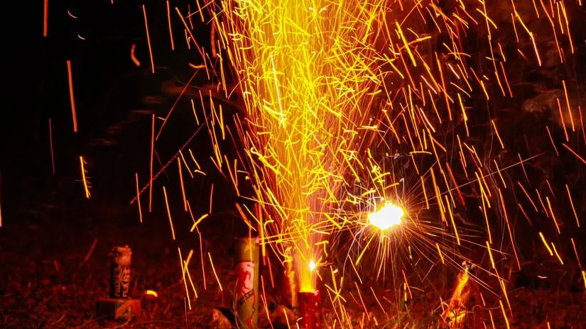 दिवाली पर पटाखा जलाने से पहले जान लें कहां है बैन और कहां दी गई है शर्तों के साथ छूट