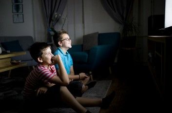 सावधान! अधिक TV देखने से बच्चों के स्वास्थ्य पर पड़ते है ये असर, इन तरीकों से छुड़ाए आदत