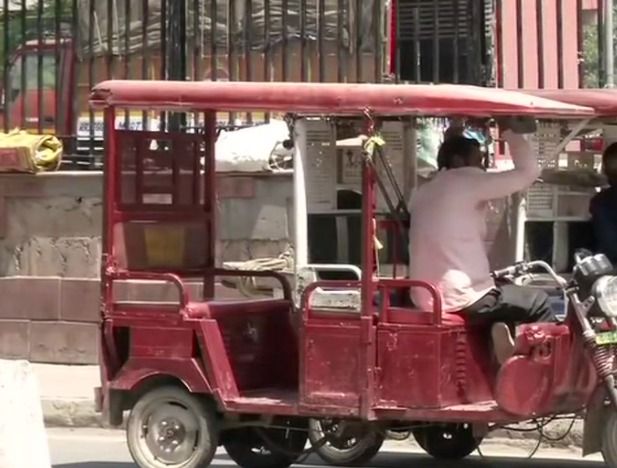 दिल्ली: ई-रिक्शा चालक का बेटा ज्वाइन करेगा लंदन का बैले स्कूल, ऐसे जुटा रहा है फीस