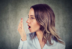 क्या आप मुंह की दुर्गंध से हैं परेशान? तो अपनाएं ये आसान से उपाय