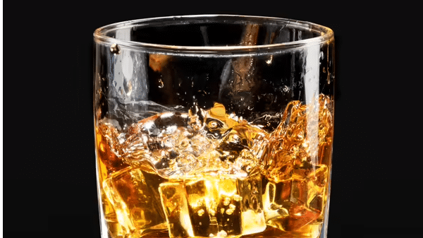 Whiskey का रंग क्यों होता है गोल्डन? जानें शराब से जुड़ी हैरान करने वाली बातें