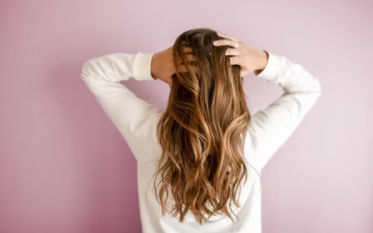 सर्दियों में क्या आपके बाल भी हो जाते हैं रूखे-बेजान? अपनाएं ये घरेलू उपाय
