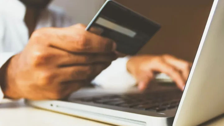 क्रेडिट कार्ड से शॉपिंग करते समय क्या आप भी करते हैं ये 4 गलतियां?, इसके बारे में जानें