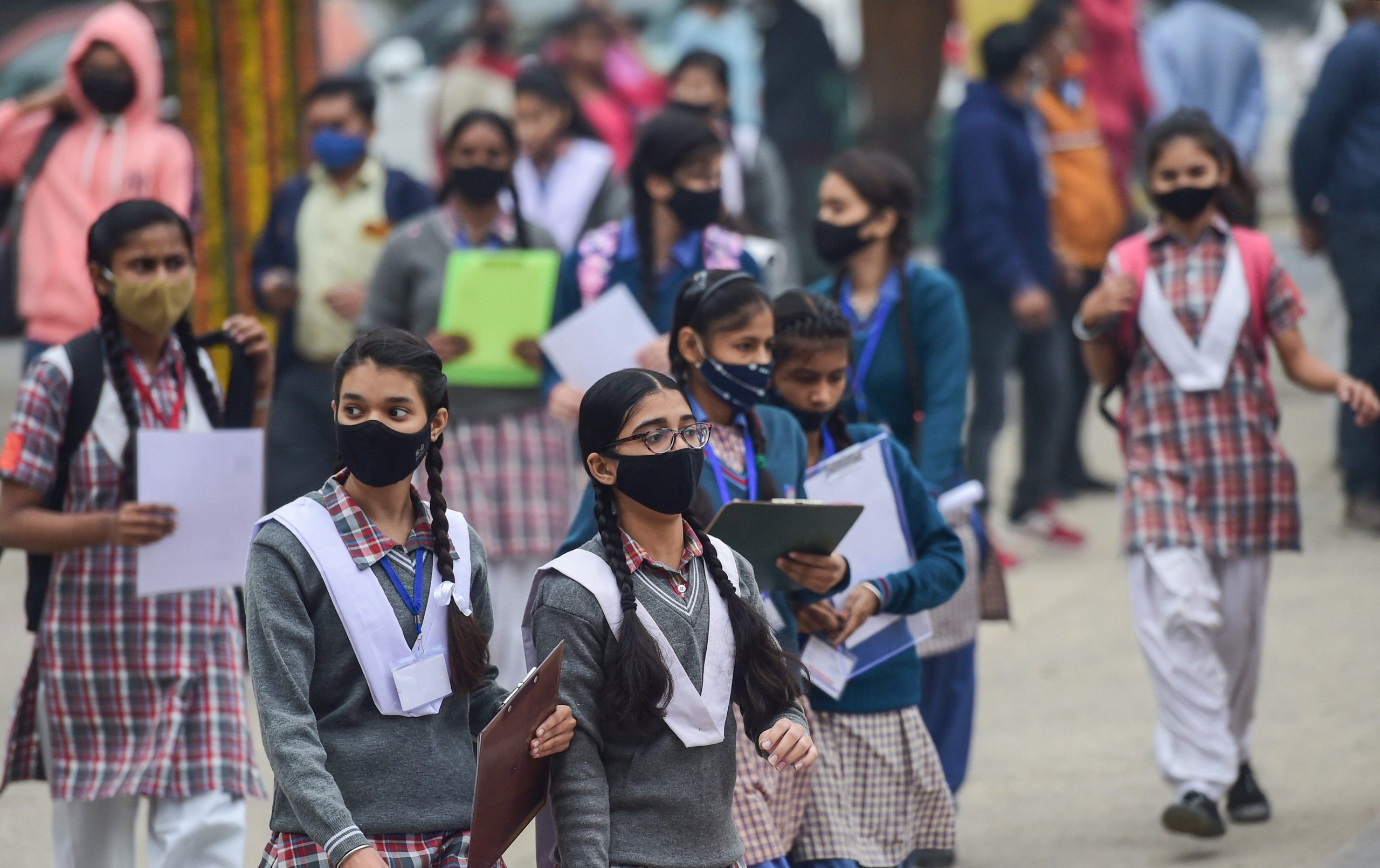 Air pollution: दिल्ली के स्कूल अगले आदेश तक बंद रहेंगे, बोर्ड एग्जाम, ऑनलाइन क्लास जारी रहेंगी