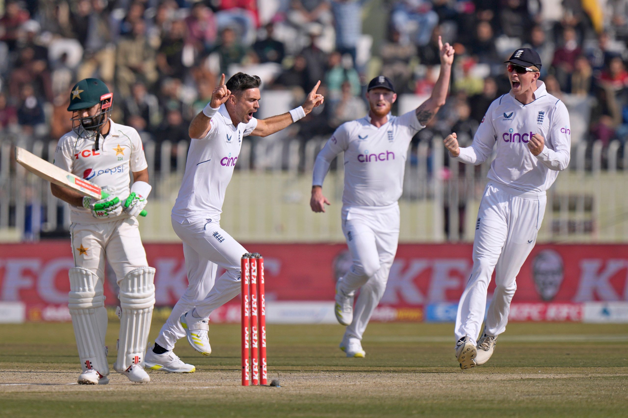 मैदान पर किसी तरह 11 खिलाड़ी उतार पाई थी इंग्लैंड, 22 साल बाद पाकिस्तान में टेस्ट जीत रचा इतिहास