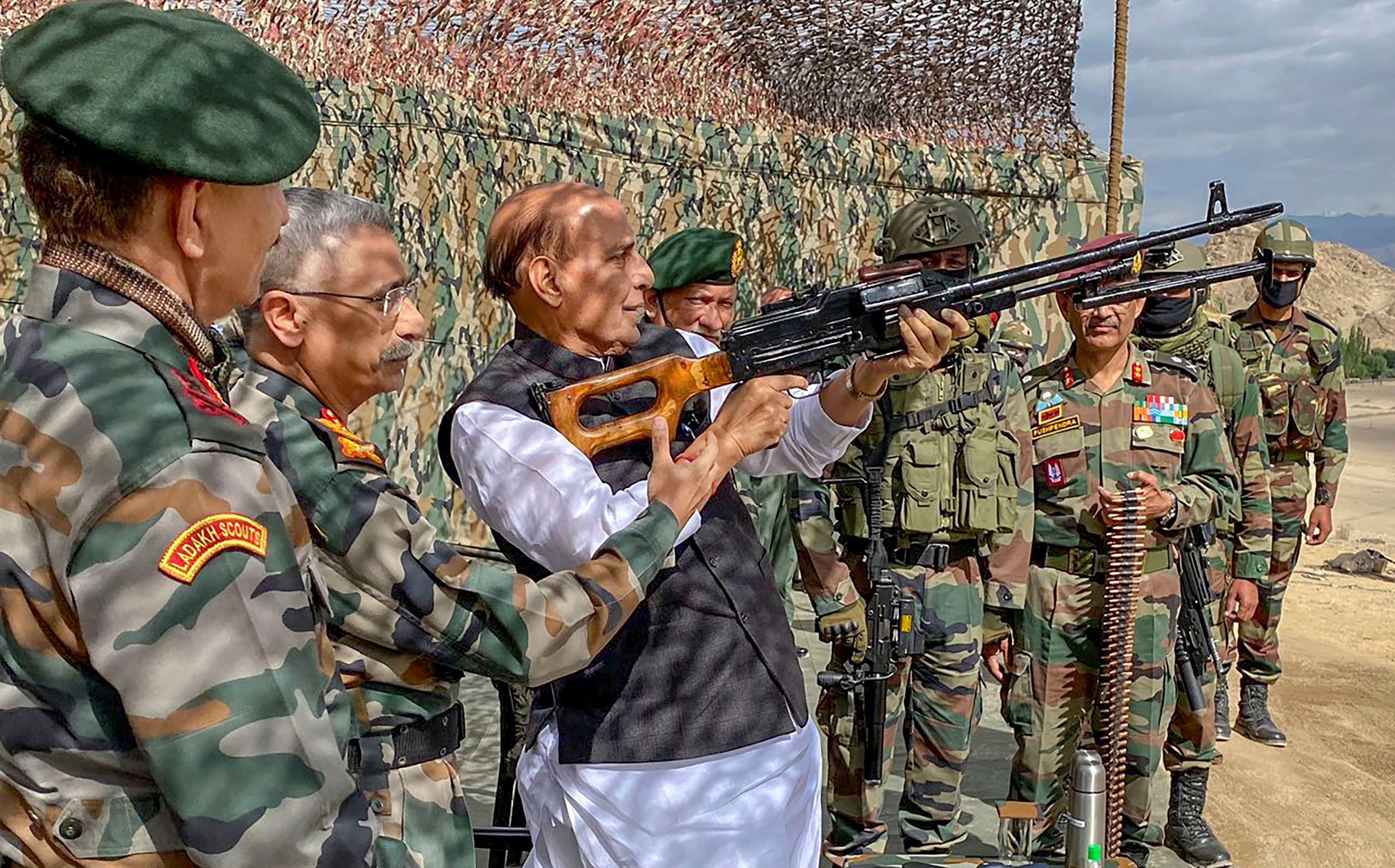 सीमा विवाद के बीच दशहरे पर चीन बॉर्डर पर शस्त्र पूजा करेंगे रक्षा मंत्री राजनाथ सिंह