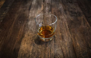 क्या सर्दियों में Rum पीने से कम लगती है ठंड? जानें सच्चाई