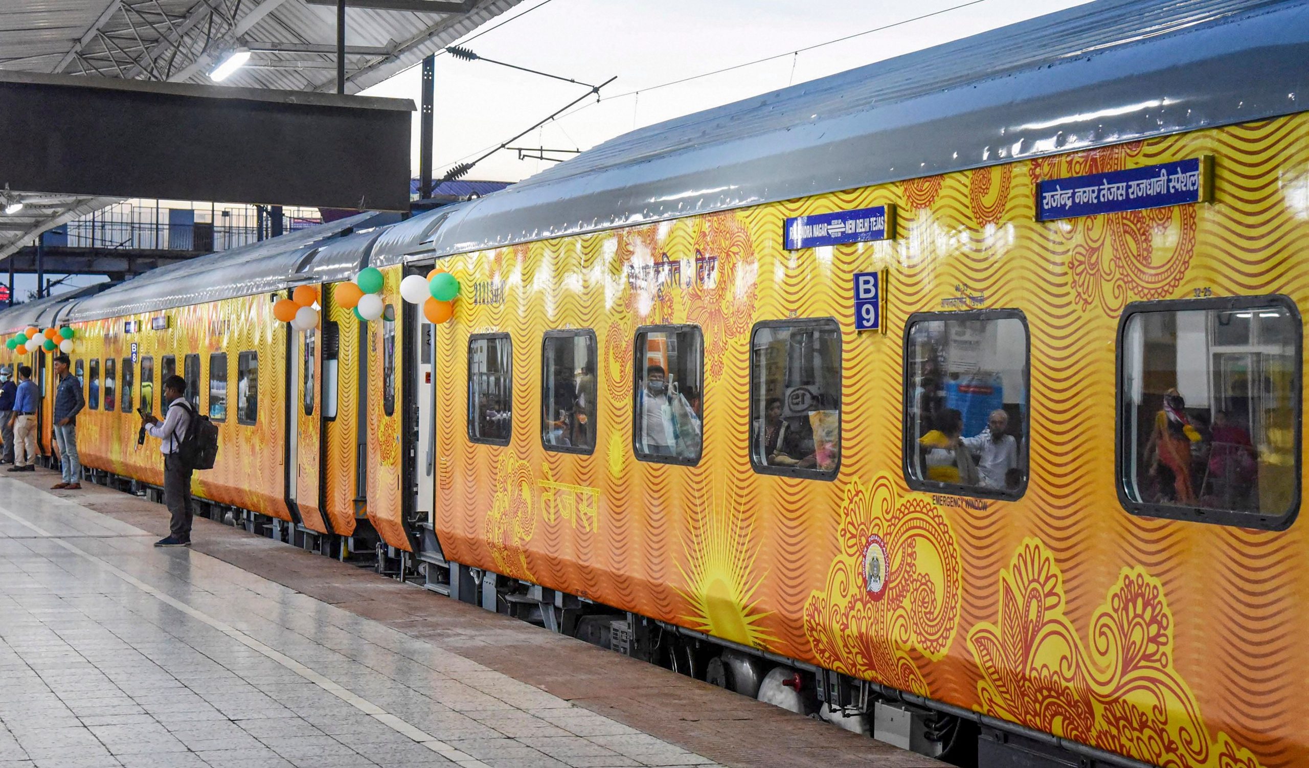 Indian Railways: ट्रेन के बीच में ही क्यों लगते हैं AC कोच? आज जान लीजिए इसके पीछे का राज