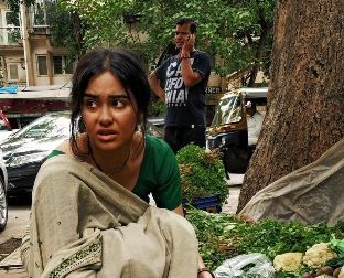 फुटपाथ पर सब्जी बेच रहीं एक्ट्रेस अदा शर्मा, आप भी देखकर रह जाएंगे दंग