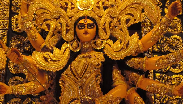 मां दुर्गा के हाथों में विद्यमान अस्त्र-शस्त्रों का क्या रहस्य है? जानें किस देवता ने क्या भेंट किया