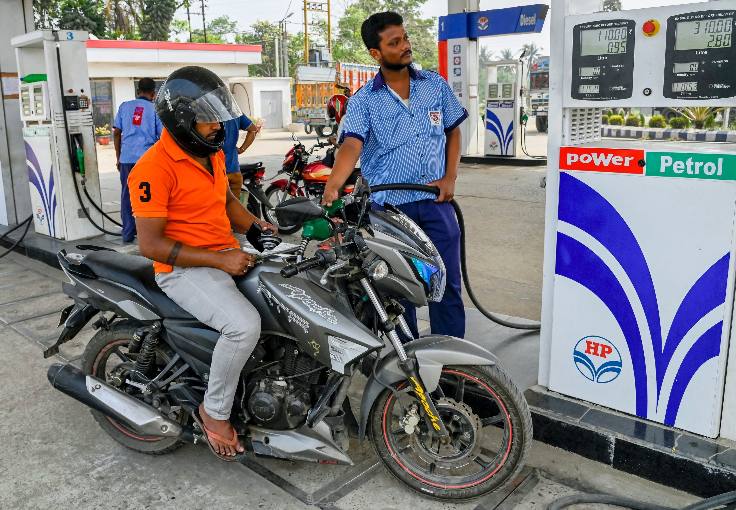 Petrol, diesel prices today: 16 दिन में 10 रुपये महंगा हुआ तेल, पेट्रोल अब 120.51 में बिक रहा