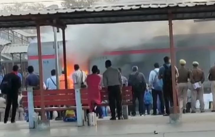 दिल्ली-लखनऊ शताब्दी एक्सप्रेस के एक कोच में लगी आग, रेलवे ने दी यात्रियों की जानकारी