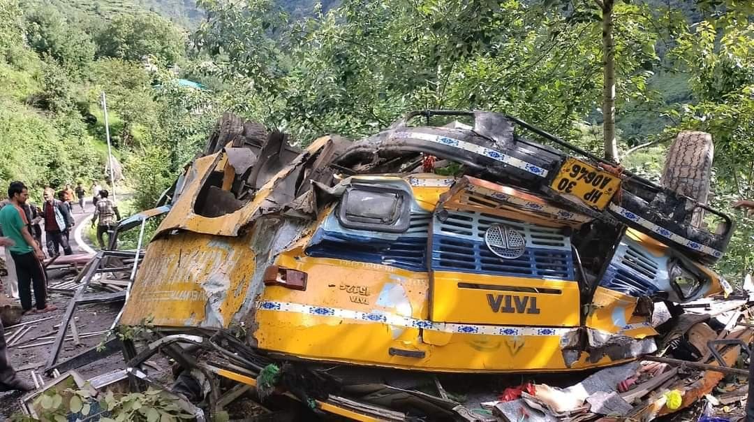 हिमाचल प्रदेश: कुल्लू में भयानक हादसा, खाई में बस गिरने से 10 लोगों की मौत
