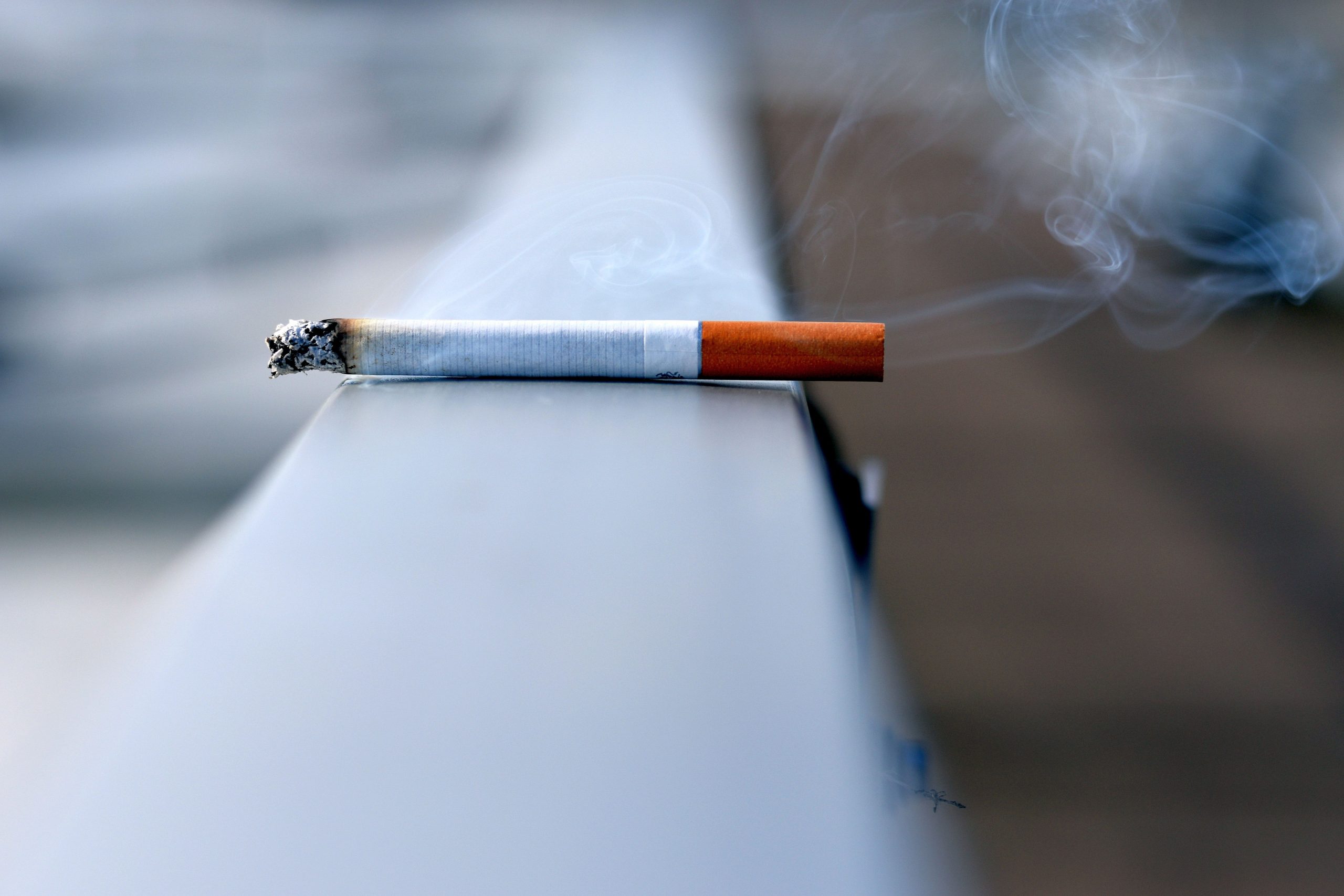 धूम्रपान से भी ज्यादा खतरनाक है ये 5 आदतें, जानकर रह जाएंगे हैरान