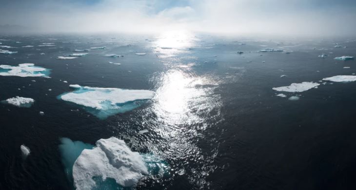 ग्रीनलैंड के बर्फीले पहाड़ का विशाल हिस्सा टूटकर समुद्र में गिरा