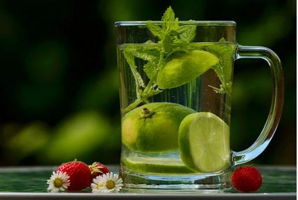 Health Tips: गर्म पानी में नींबू का रस मिलाकर पीने से मिलते हैं ये पांच फायदे