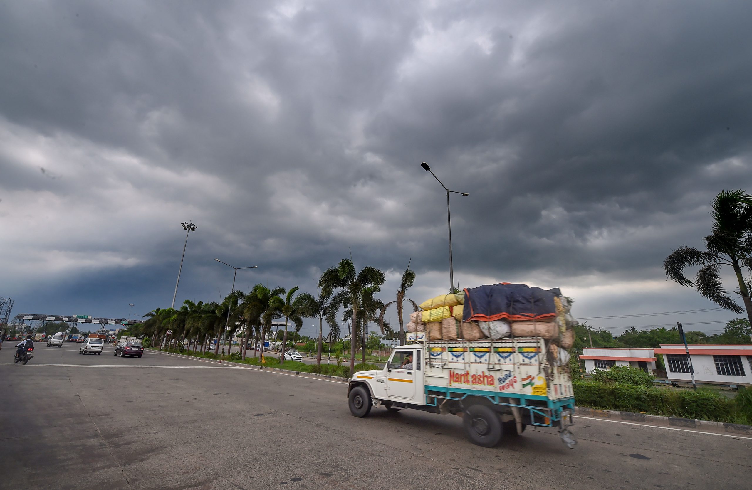 Cyclone Yaas: ओडिशा शुरू हुई तेज़ बारिश, 26 मई को तूफान आने की संभावना, देखें Video