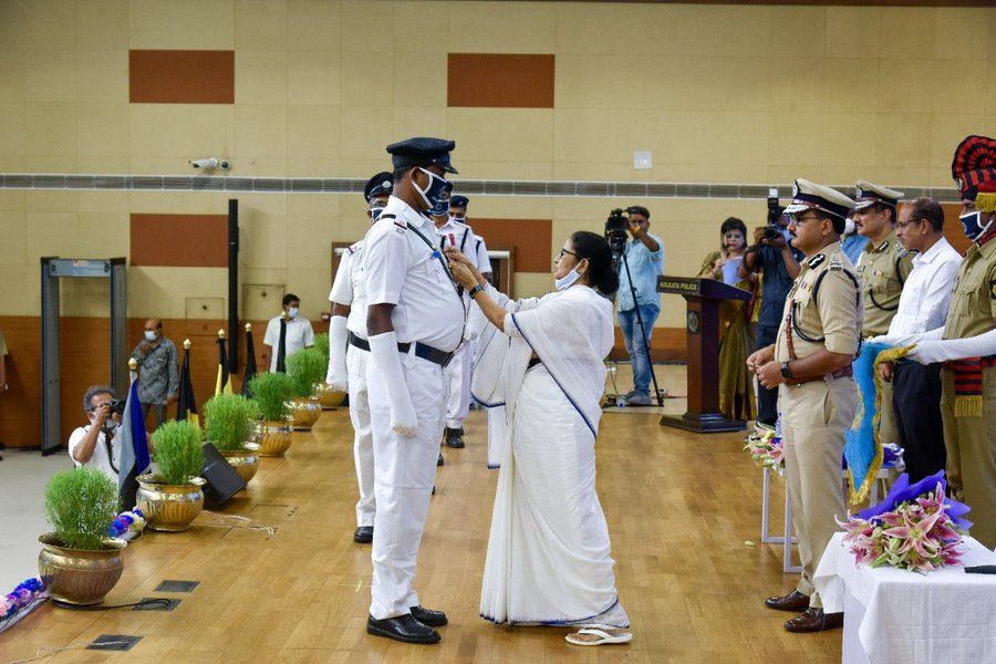 कोलकाता पुलिस सफेद रंग की वर्दी क्यों पहनती है? जानिए ऐसी ही सवालों के जवाब