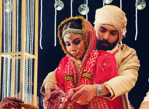 Wedding Album: मलयाली के बाद बंगाली लुक में भी बेहद सुंदर लगीं मौनी रॉय, देखें शादी की सभी तस्वीरें