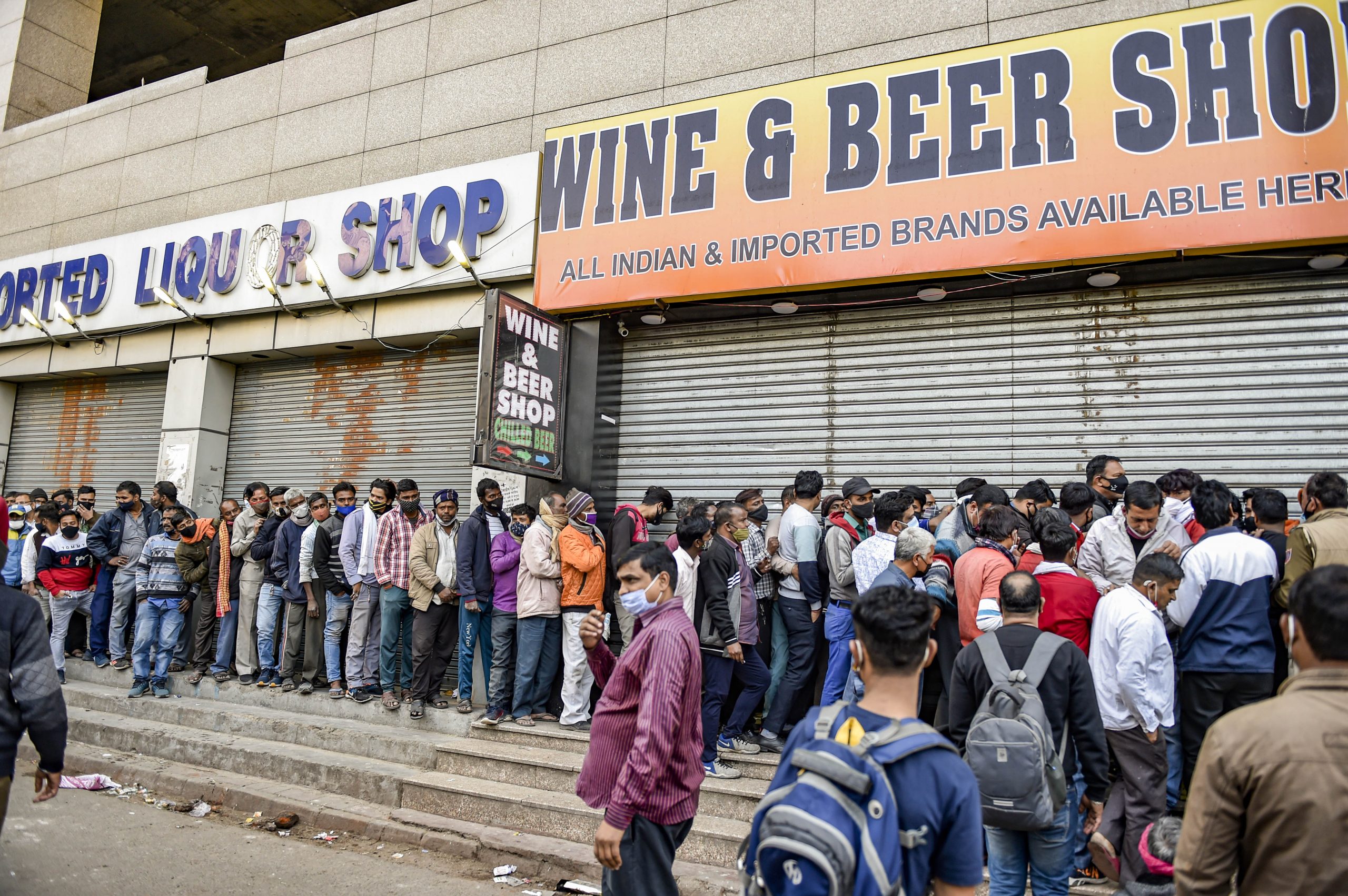 दिल्ली में लागू होगी नई आबकारी नीति, शराब पीनेवालों को जेब कम होगी ढीली