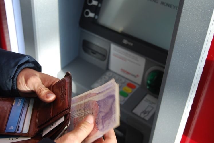 ATM से पैसा निकालना होगा महंगा, 1 जनवरी से लगेगा ट्रांजेक्शन शुल्क