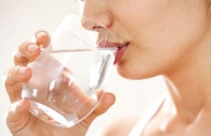 क्या आप भी पीते हैं गलत तरीके से पानी? शरीर का ये अंग हो सकता है खराब, तुरंत बदलें आदत
