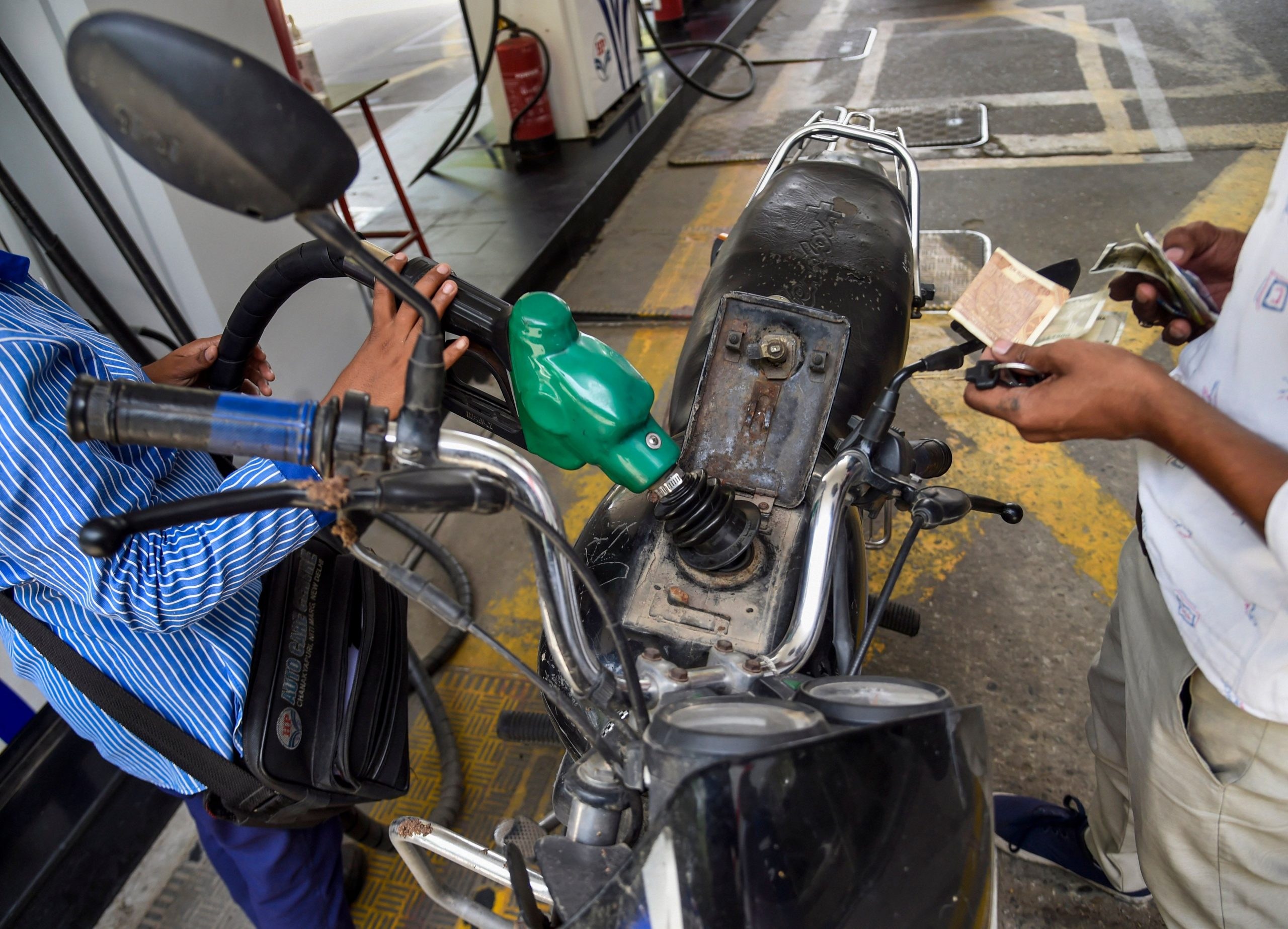 लगातार दूसरे दिन बढ़े Petrol-Diesel के दाम, जानें अपने शहर के ताजा रेट