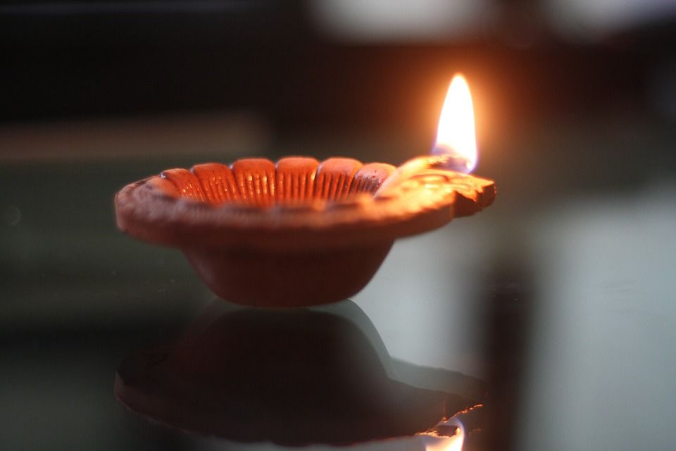 सावन में शिवलिंग के सामने ऐसे जलाएं दीपक, भगवान शिव हर लेंगे सारे संकट