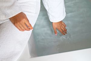 सर्दियों में आप भी ठंडे पानी से नहाते हैं? पहले जान लें इसका शरीर पर क्या होता है असर