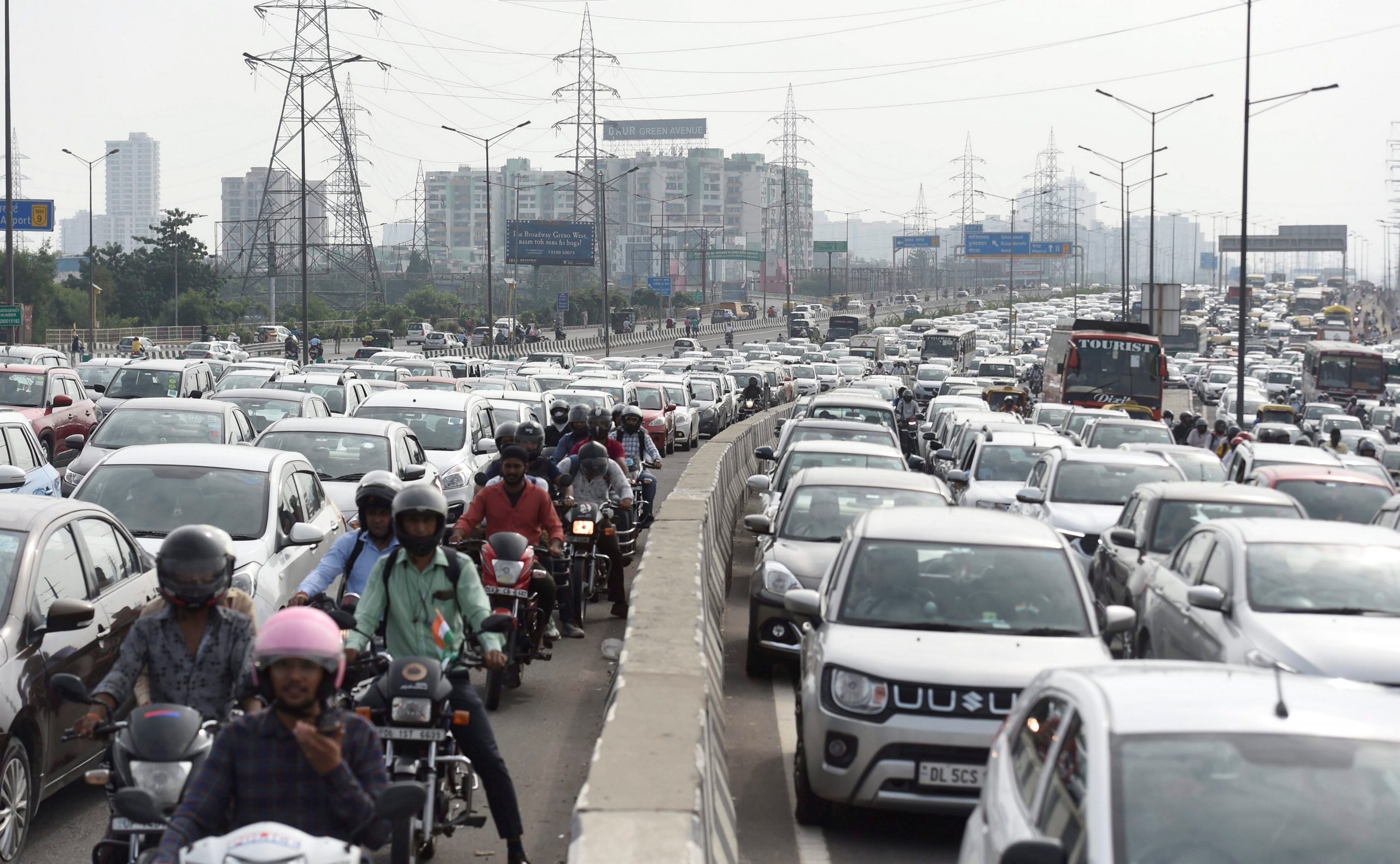 दिल्ली वालों के लिए बुरी खबर, लाखों गाड़ियों का RC हो सकता है सस्पेंड, जानें वजह