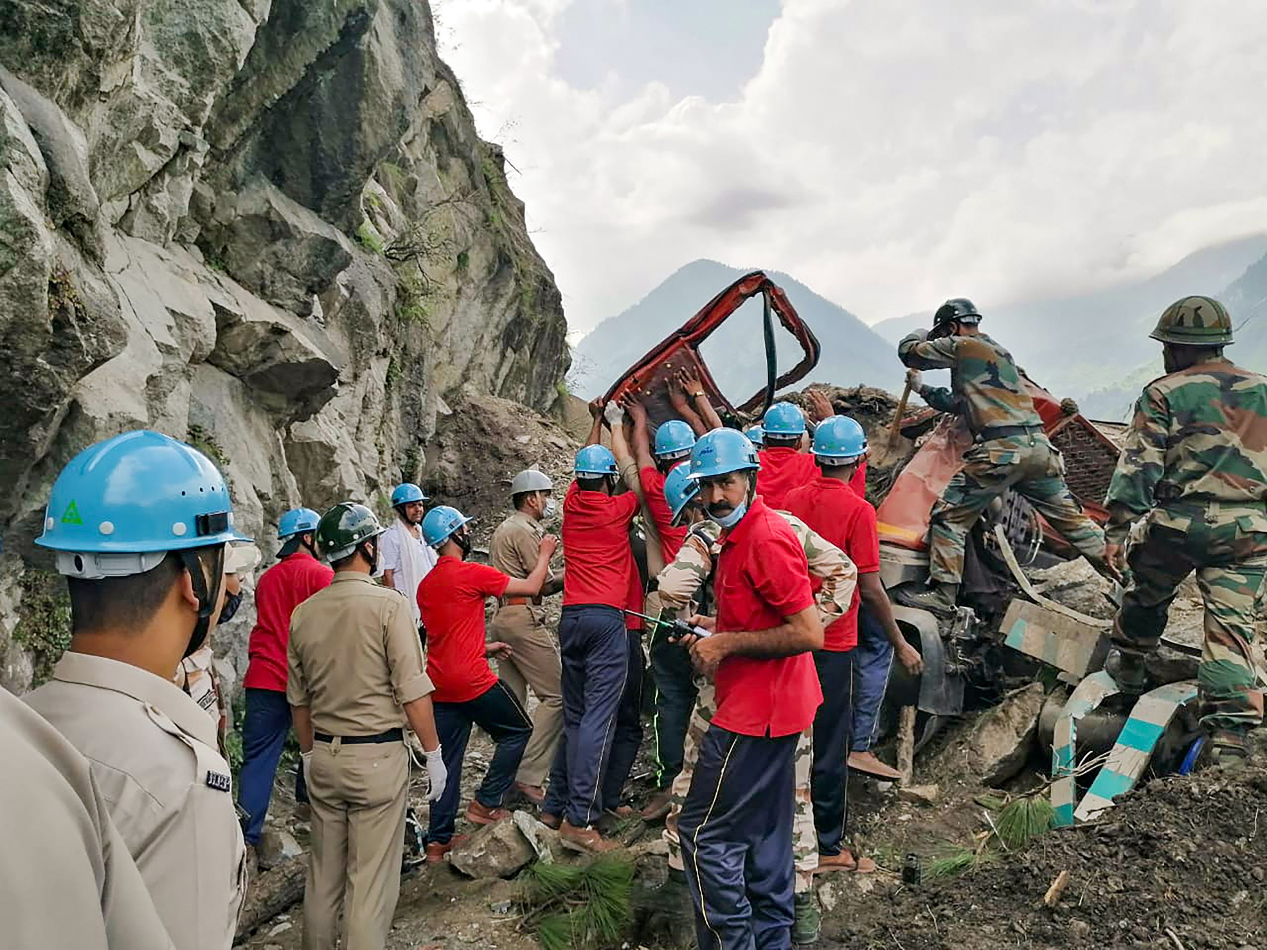 Kinnaur Landslide: अब तक 13 शव बरामद, 13 लोग घायल, बस का मलबा मिला