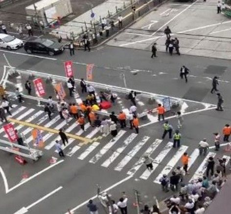 जापान के पूर्व पीएम शिंजो आबे पर फायरिंग के बाद मची चीख पुकार, देखें VIDEO