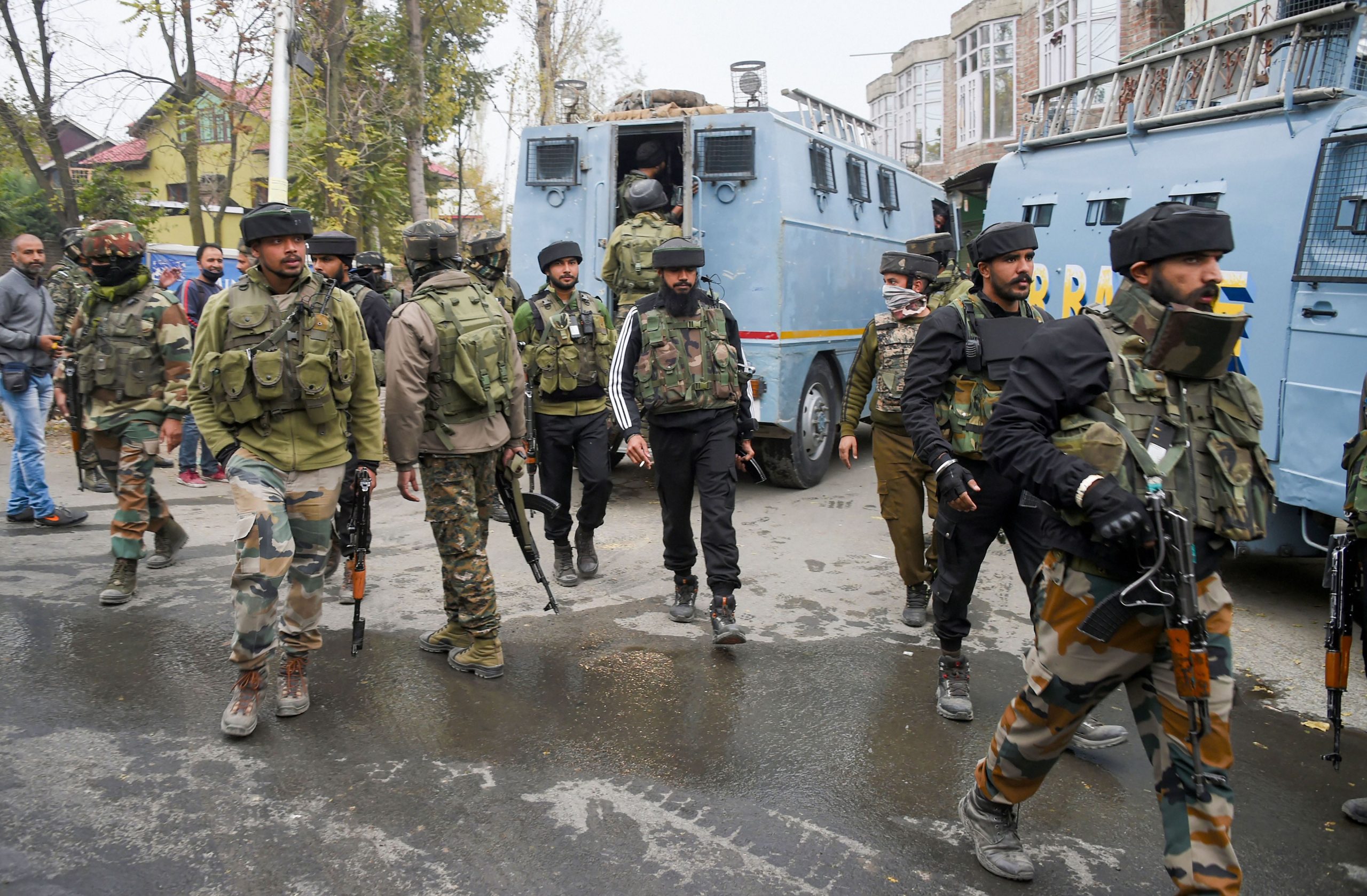 जम्मू कश्मीर में भारतीय सुरक्षाबलों ने तीन आतंकियों को ढेर किया, कैप्टन समेत 4 जवान शहीद