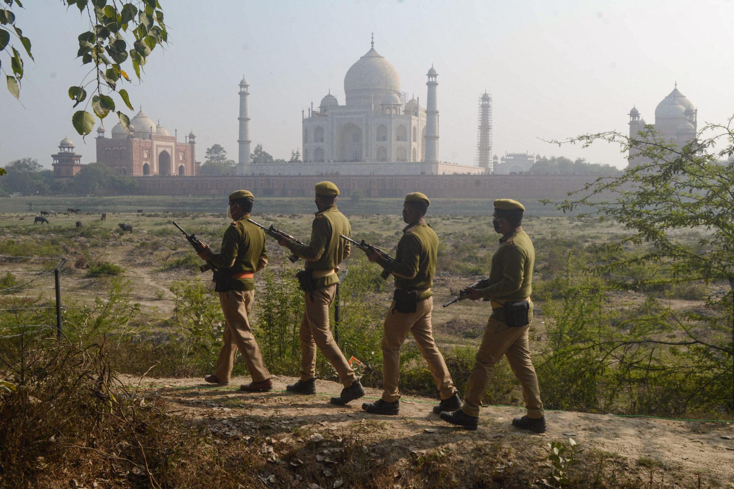 ताजमहल में बम की खबर से मचा हड़कंप, अलर्ट पर सुरक्षाकर्मी