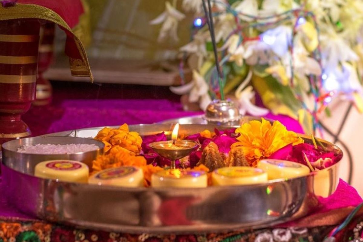 Vastu Tips: घर के मंदिर में कहीं आप तो नहीं कर रहे ये गलतियां? हो सकता है बड़ा नुकसान!