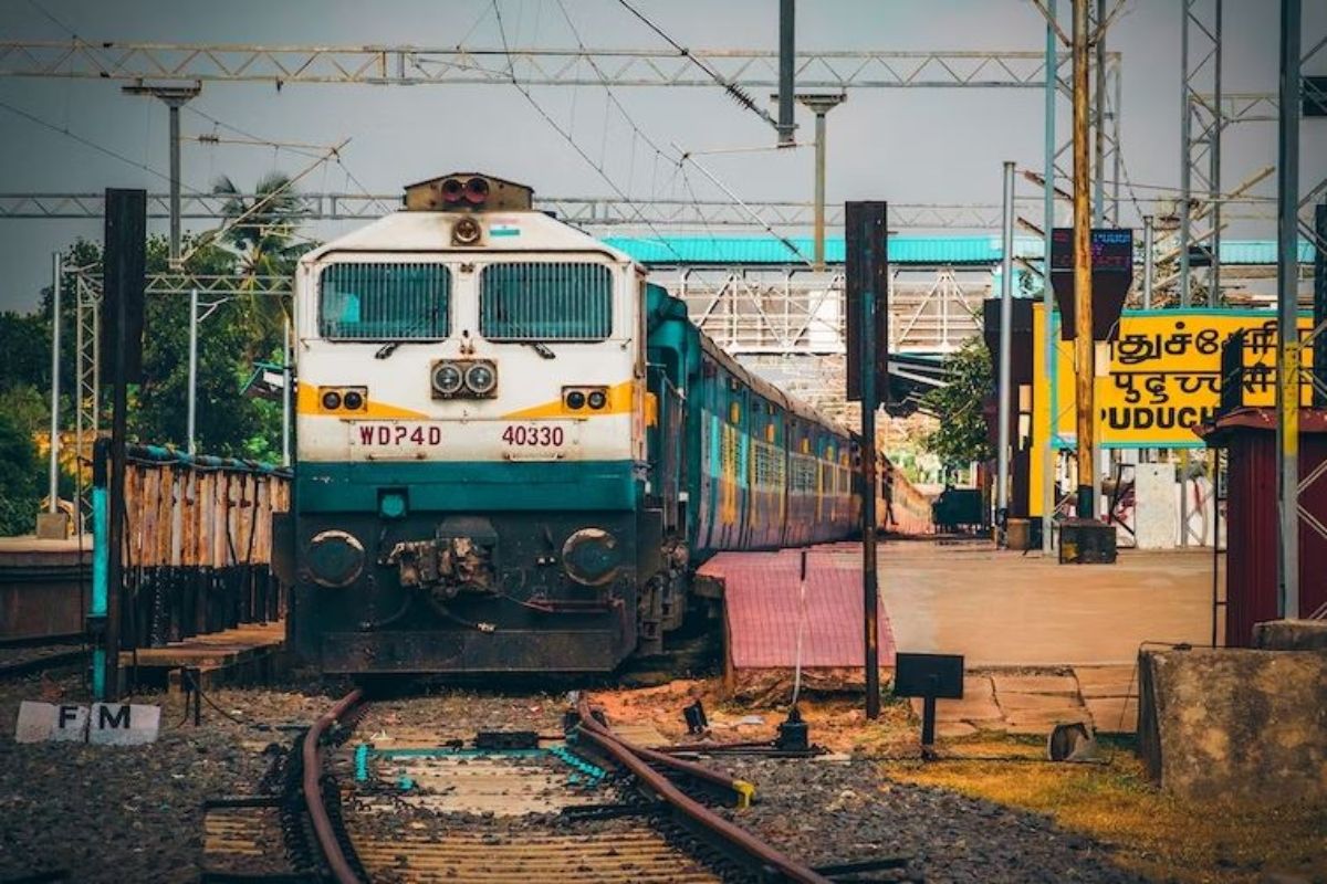 Indian Railway Ticket Booking: तकनीकी खराबी से नहीं बुक हो रही ट्रेन की टिकट? तो फटाफट अपनाएं ये तरीके