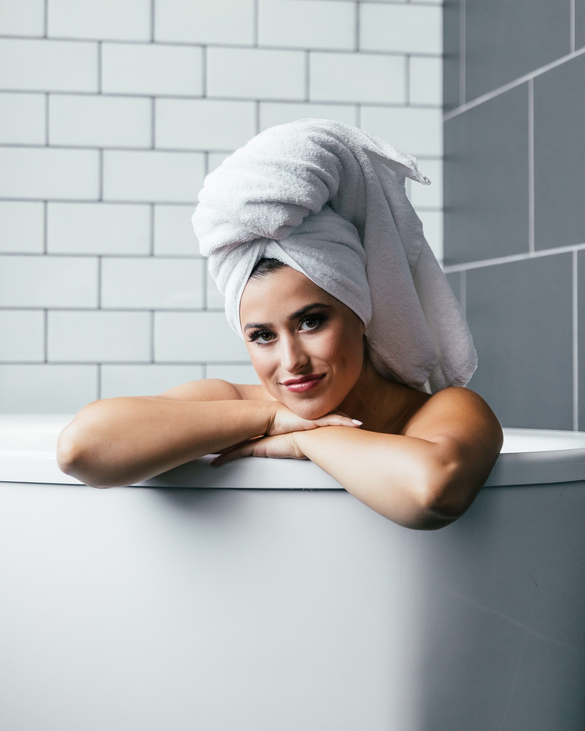 बालों धोने के बाद तौलिए से लपेटकर न रखें बाल, हो सकती है गंभीर बीमारी