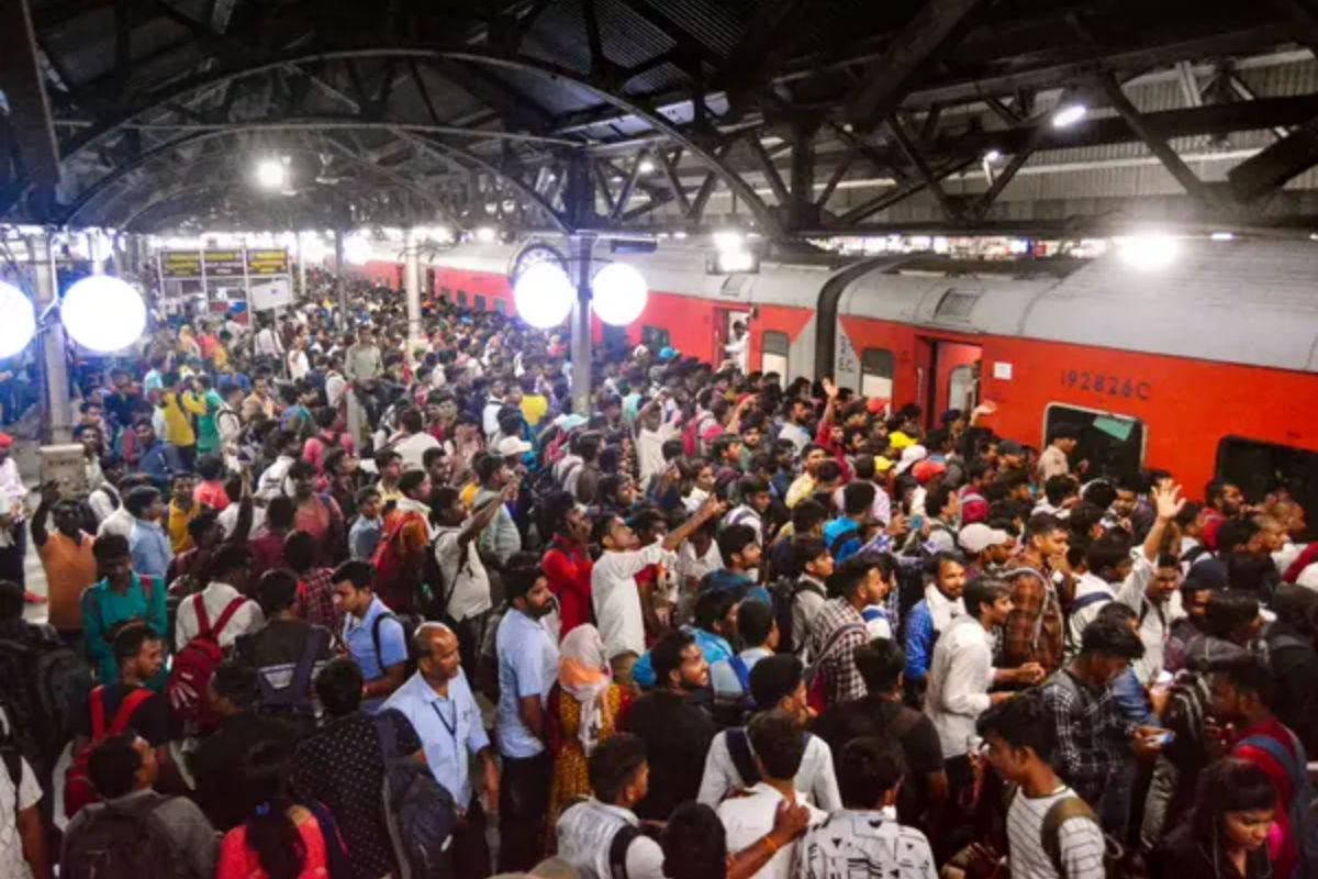Indian Railways ने यात्रियों को दिया झटका, प्लेटफॉर्म टिकट के रेट में की बढ़ोतरी