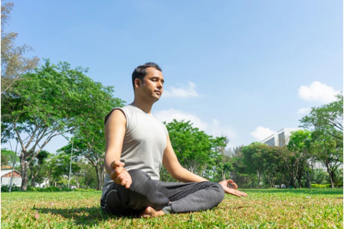 Yoga Mudra: वेट लॉस और खांसी को दूर कर हार्मोन्स को बैलेंस करती है ये मुद्रा, जानें कैसे करें