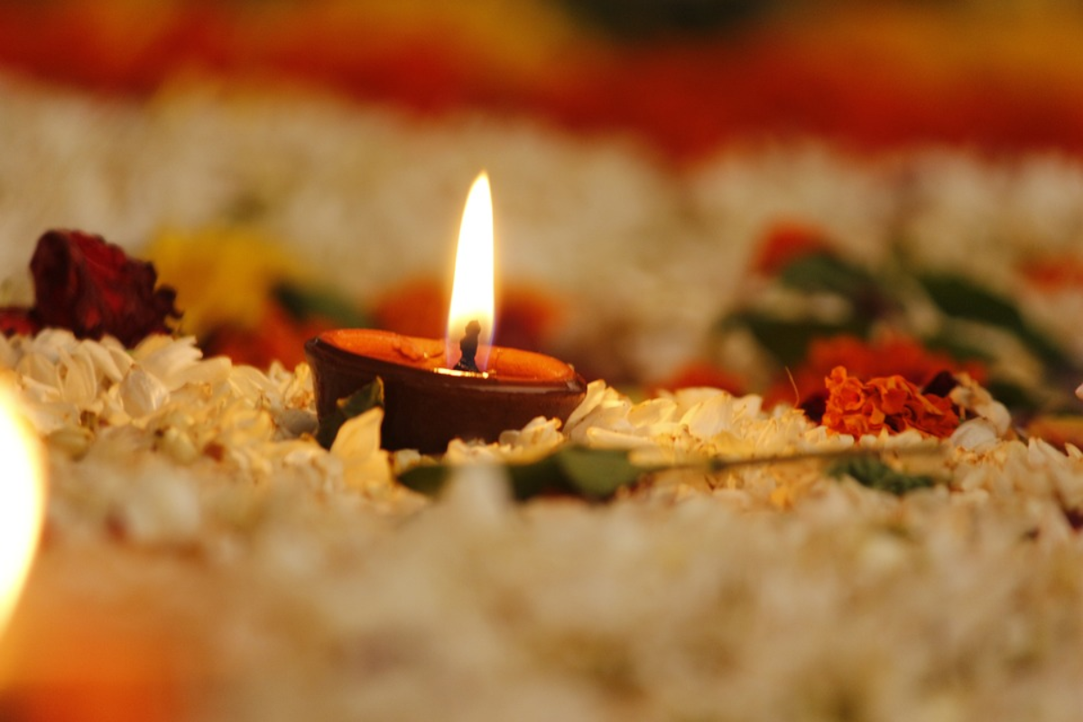 Shaniwar Upay: शनिवार के दिन करें ये उपाय, भगवान शनिदेव होंगे प्रसन्न