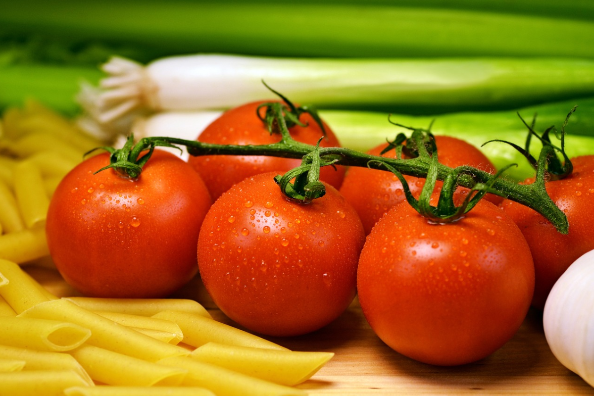 Tomato: टमाटर ही नहीं बाजार में बढ़ गए हैं इन तीन चीजों के भाव, अभी और बिगड़ेगा बजट