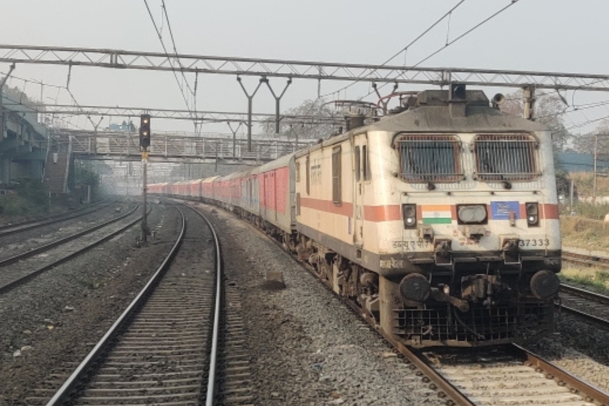 Holi Special Trains 2023: होली पर भारतीय रेलवे चला रहा कई स्पेशल ट्रैन, देखें लिस्ट