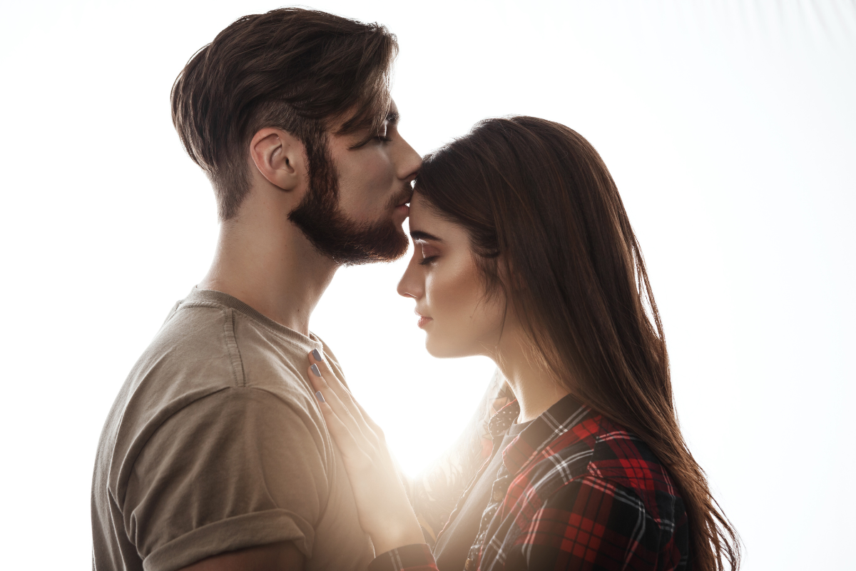 International Kissing Day Quotes in Hindi: इंटरनेशनल किसिंग डे पर अपने लव को भेजें रोमांटिक कोट्स