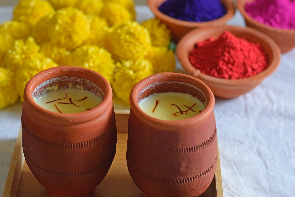 Holi Special Thandai Recipe: होली के रंग को कई गुना बढ़ा देगा खसखस ठंडाई, जानें कैसे बनता है