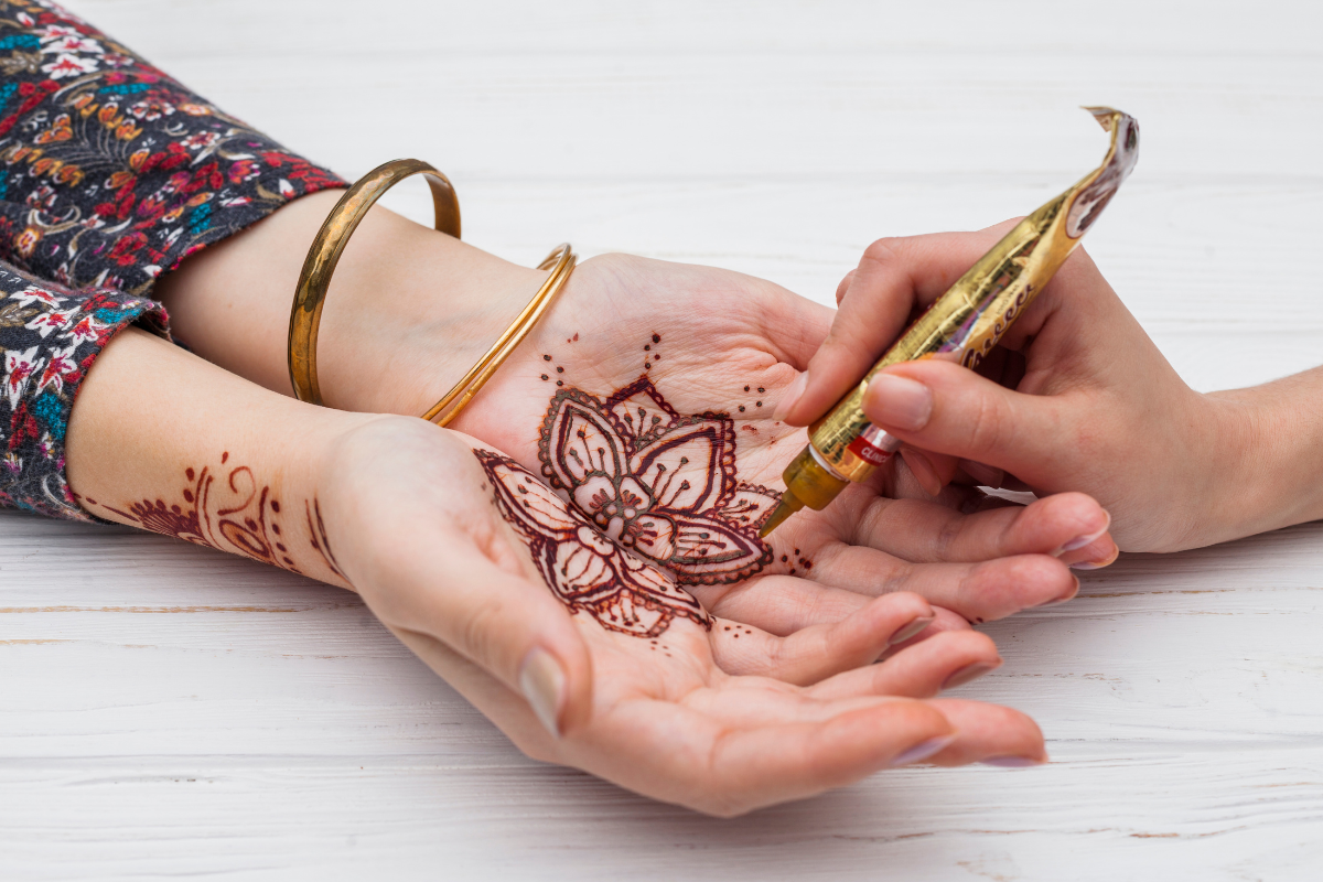 Mehndi Designs for Hartalika Teej: हरतालिका तीज पर लगाएं ये आसान मेहंदी डिजाइन, खूब जचेंगे हाथ